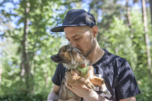 Mikko Toivianen Lyyli-koiran kanssa metsässä.