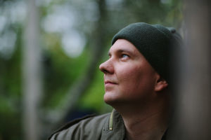 Juha Rasimus sivuprofiilissa.