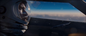 Ohjaamokohtaukset ovat silkkaa vuoristorataa. Neil Armstrong i sitt plan med himlen utanför.