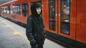 Jere Ristseppä näyttelee Lenniä. Poika seisoo metrolaiturilla metron edessä.