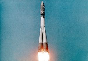 Juri Gagarin lähdössä avaruuteen. Neuvostoliitto voittaa jo kolmannen erän kilpailussa avaruuden valloituksesta. Juri Gagarin lähtee taivaalle