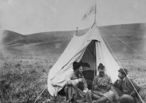 Sakari Pälsi, G. J. Ramstedt ja J. G. Granö Pohjois-Mongoliassa vuonna 1909 Sakari Pälsi, G. J. Ramstedt ja J. G. Granö teltan edessä Pohjois-Mongoliassa vuonna 1909