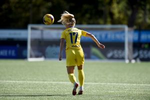 I ligacupmatchen mot Crystal Palace i september gjorde Adelina ett av sina hittills två mål i Chelsea. Fotbollsspelaren Adelina Engman nickar boll.