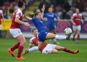 Fran Kirby, 25, har spelat 31 landskamper och gjort tio mål för England. Fotbollsspelaren Fran Kirby spelar boll.