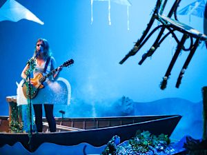 Lau Naun esiintymisasu on puvustaja Tiina Liljebladin luomus. Lau Nau meren pohjalla eli studiossa musiikkivideossa Poseidon.