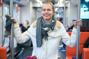 Näyttelijä Katja Kiuru metrossa.