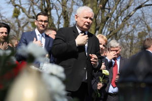 PiS-puolueen perustajiin kuuluva Jaroslaw Kaczynski on Puolan politiikan voimahahmo, vaikka hänellä ei ole muodollista asemaa hallituksessa. Puolan hallituspuoleen PiS:n perustaja Jaroslaw Kaczynski Smolenskin lentorurman muistojuhlassa