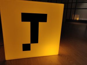 Taksini är varumärket och appen för Lähitaksis "nya, helhetsservice". I praktiken är det här du effektivast och användarvänligast får din skjuts. Logotypen ska föra tankarna till metroskyltar. Nya serviceapplikationen Taksini:s logo: en gul kub med ett svart, stiliserat T.