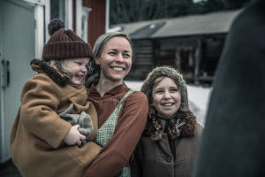 Louhimiehen versiossa Rokan perhettä kuvataan muutamassa kohtauksessa. Kuvassa Paula Vesala, jolla sylissä pieni lapsi. Vieressä toinen lapsi.