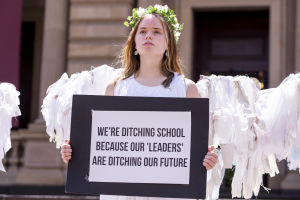 En flicka demonstrerar på Extinction Rebellions protest i Melbourne den 16 november. En flicka i Australien, utklädd till ängel, demonstrerar mot klimatförändringen.