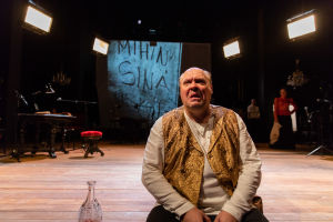 Foto från Karamazovin veljekset på Nationalteatern. 