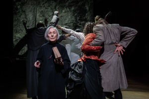 Zosiman eläessä häntä kuunnellaan hartaasti, mutta hänen kuoltuaan alkaa pilkkanauru. Roolissa Seela Sella. Foto från Karamazovin veljekset på Nationalteatern.
