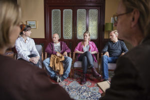 Bonusfamiljen under en terapisession.