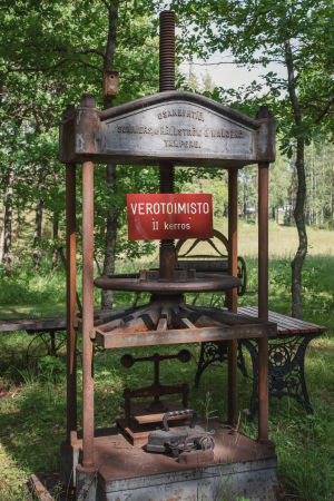 "Verotoimisto" -niminen teos Matti Järvenpään Rautapuistossa.