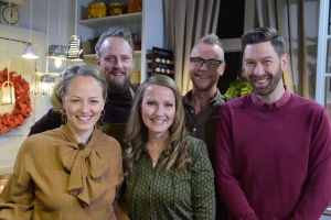 En del av Strömsös glada gäng. Elin Skagersten-Ström, Anders Samuelsson, Lee Esselström, Jim Björni och Jonas Sundström i Strömsös kök