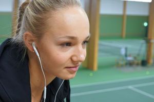 Tennispelaaja Oona Orpana keskittyy peliin kuunnelleen musiikkia.