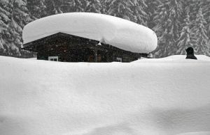 En person omgiven av ett tjockt snötäcke i Ramsau am Dachstein i Österrike. En person omgiven av ett tjockt snötäcke i Ramsau am Dachstein i Österrike.