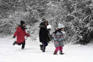 Barn leker i snön i Hortiatis 40 kilometer norr om Thessaloni den 3 januari 2019. Barn leker i snön i Hortiatis 40km norr om Thessaloni den 3 januari 2019.