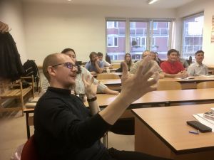 Jaroslav Fiala är en statsvetare som undervisar på filosofiska institutionen vid Karlsuniversitetet. Han tycker att universitetet borde ta bättre hand om sina unga akademiker. Jaroslav Fiala förklarar något om Castro åt sina studenter.