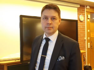 Stadsdirektören Mika Sivula sticker inte under stol med att servicen i Lojo försämras då över 50 årsverken försvinner. Mika Sivula.