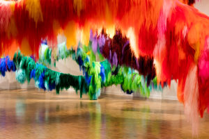 Syntetiska hårinstallationer kommer att locka instagrammare till Kiasma i vår. installation av den isländska konstnären Hrafnhildur Arnardóttir.