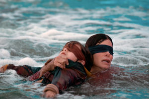 Bird Boxin (2018) katsoi Netflixin mukaan 45 miljoonaa ihmistä ensimmäisen viikon aikana. En bild från filmen Bird Box – två personer i vattnet med ögonbindlar.