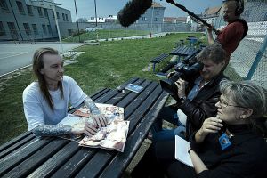 Helena Třeštíková seurasi Renén elämää 20 vuotta. Helena Třeštíkován dokumentin René päähenkilö istuu vankilan pihalla ja dokumentin kuvaus on käynnissä.