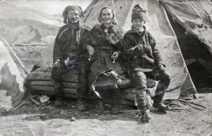 Simoni, Ella-Stiina och Veikko Laakso någonstans i Tyskland år 1930. Simoni, Ella-Stiina och Veikko Laakso på utställning i Tyskland 1930.