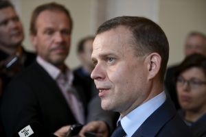 Petteri Orpo i riksdagen. Petteri Orpo talar med journalister i riksdagen