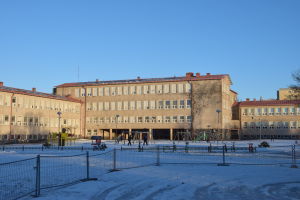 Att värma upp en stor byggnad som Centralskolan i Hangö är dyrt. Den har över 8  Centralskolan i Hangö