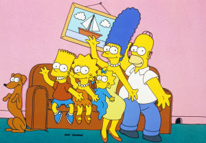 Simpsoneiden perhe kokoontuu joka jakson alussa ikoniselle sohvalle. Kuva Simpsonit-sarjasta.