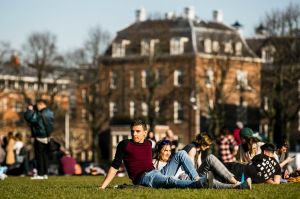 Det var varmt också i Amsterdam den 26 februari 2019. Människor njuter av värmen i Amsterdam den 26 februari 2019.