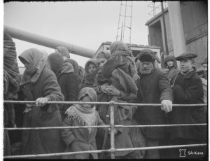 Ingermanländska flyktingar ombord på ångfartyget "Lahti" i november 1943. Ingermanlänningar ombord på ångfartyget "Lahti" i november 1943.