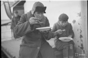 Ingermanländska flyktingar på väg till Finland år 1943. Ingermanlänningar ombord på fartyg våren 1943.