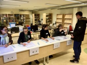 I Harjumaa, landskapet runt Tallinn, fick Reformpartiet 38 procent av rösterna medan EKRE fick bara 18 procent och Centern 15 procent. Valförrättarna sitter på rad och väntar på att få hjälpa väljare som har kommit för att rösta till Muraste skola en bit utanför Tallinn.