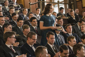 Ginsburg oli yksi yhdeksästä naisopiskelijasta 500 miehen keskellä Harvardin oikeustieteellisessä tiedekunnassa 1950-luvulla. Nuori lainopiskelija Ruth Bader Ginsberg miesopiskelijoiden keskellä, elokuvassa Oikeuden puolesta.