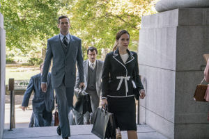 Martin D. Ginsburg (Armie Hammer) oli vaimonsa Ruthin (Felicity Jones) tuki ja turva, kun nuori lakinainen väitteli sukupuolisyrjintätapauksista korkeimmassa oikeudessa. Ruth Bader Ginsburg ja miehensä Martin D. Ginsburg Oikeuden puolesta -elokuvassa.