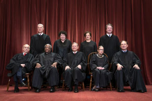 Yhdysvaltojen korkeimman oikeuden tuomarit yhteiskuvassa. Oikealla ylärivissä Brett Kavanaugh, alarivissä oikealla Ruth Bader Ginsburg. Ryhmäkuva Yhdysvaltain korkeimman oikeuden jäsenistä.