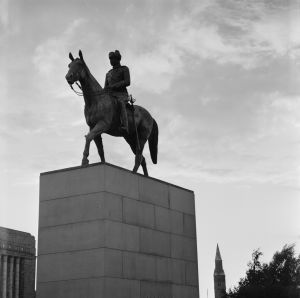 Mannerheimin ratsastajapatsaasta järjestettiin kaksi suunnittelukilpailua. Patsas paljastettiin 4. kesäkuuta 1960 Mannerheimin syntymäpäivänä. Mannerheimin patsas