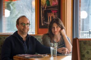 Yksityiselämä Kuva Private Life -elokuvasta. Pöydässä istuvat Paul Giamatti ja Kathryn Hahn.