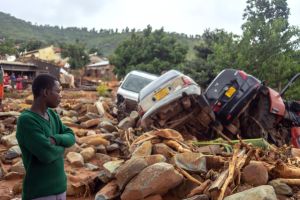 Bilar som spolats av vägen i östra Zimbabwe Bilar som spolats av vägen i östra Zimbabwe av cyklonen Idai.