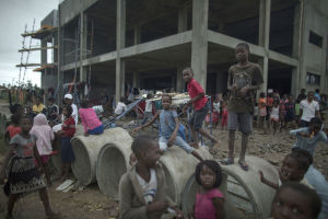 Bild från Sofalaprovinsen i centrala Moçambique efter att stormen passerat området. Människor i Sofalaprovinsen i centrala Moçambique den 16 mars 2019.