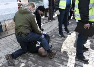Polisen tog hand om den man som försökte anfalla Timo Soini. Polisen tog hand om den man som försökte slå Timo Soini under ett valmöte i Korso i Vanda den 24 mars 2019.