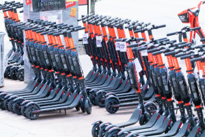 Tiotals elektriska sparkcyklar står parkerade i Austin i Texas.