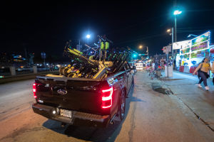 En pickup lastad med en mängd elskotrar, under natten i Austin i Texas.