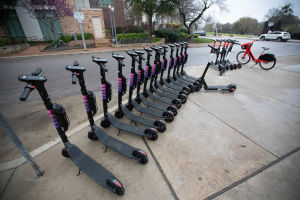 Parkerade elektriska sparkcyklar på en trottoar i Austin i Texas.