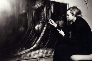 Alienin kuvausryhmä piti Gigeriä pelottavana ja omituisena, ja hänen seuraansa välteltiin. Tämä koitui elokuvan eduksi siten, että Giger neuvotteli ratkaisuista suoraan Ridley Scottin ja Dan O'Bannonin kanssa ilman välikasiä. Giger työssään.