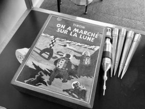 Om det är något som är svartvitt i Bertrand Piccards tankevärld så är det att vi behöver fler visionärer som tar oss till nya världar. En ask med en bild på omslaget till det Tintin-album som handlar om resan till månen.