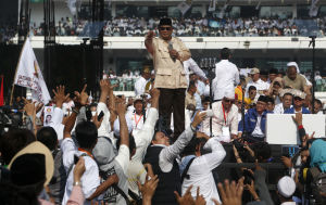 Prabowo Subianto omgiven av supportrar. En bild på presidentkandidaten Prabowo Subianto som ställer upp i de Indonesiska valet i april. Här är han omgiven av supportrar.