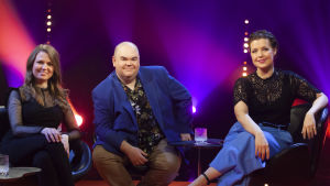 Andrea Eklund här tillsammans med programledarna för De Eurovisa, Johan Lindroos och Eva Frantz. Andrea Eklund, Johan Lindroos och Eva Frantz
